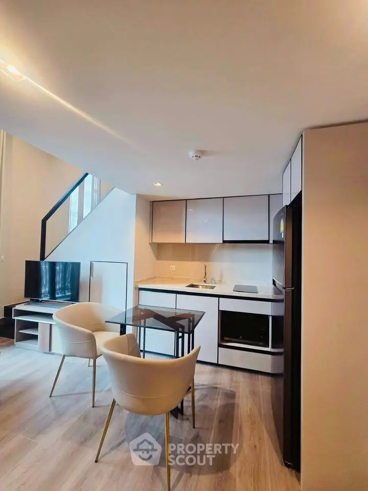 Modern kitchen with open layout and sleek design in a contemporary apartment.