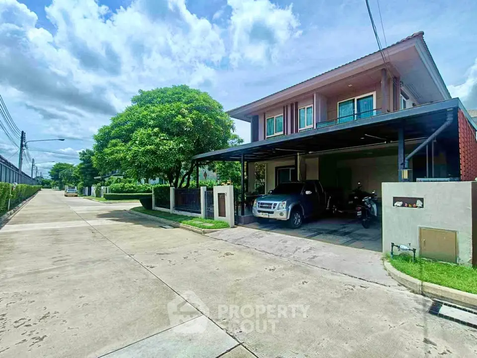 Charming suburban house with spacious driveway and lush greenery, perfect for family living.