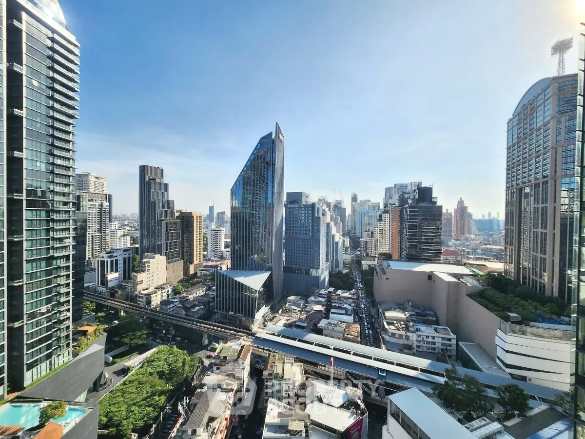 Stunning cityscape view showcasing modern skyscrapers and urban architecture.
