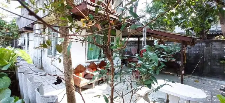 Charming outdoor garden area with seating in a residential property, perfect for relaxation and gatherings.