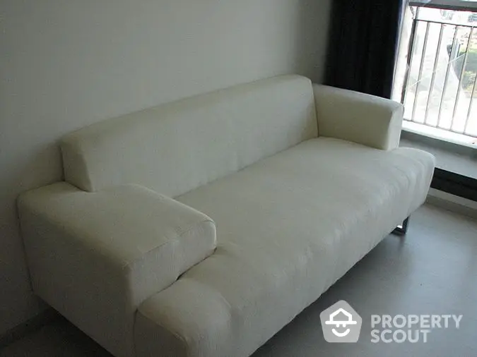 Fully Furnished 1 Bedroom Condo at Rhythm Sukhumvit 42 Livingroom