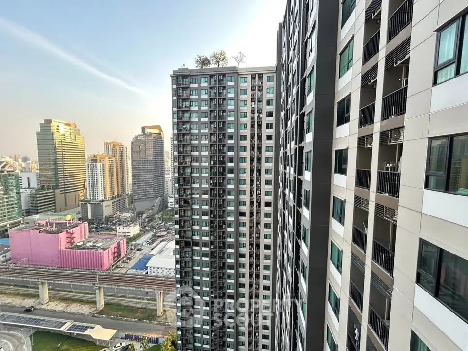 Stunning high-rise building with panoramic city views, showcasing modern urban living in a vibrant cityscape.