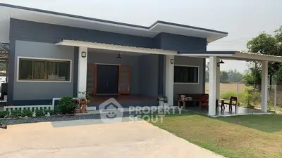 Modern single-story house with spacious front yard and stylish exterior design.