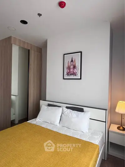 Modern bedroom with stylish decor and cozy ambiance, featuring a comfortable bed and elegant lighting.