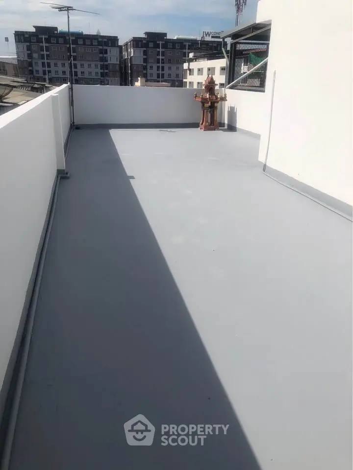 Spacious rooftop terrace with urban views, perfect for outdoor relaxation and entertainment.