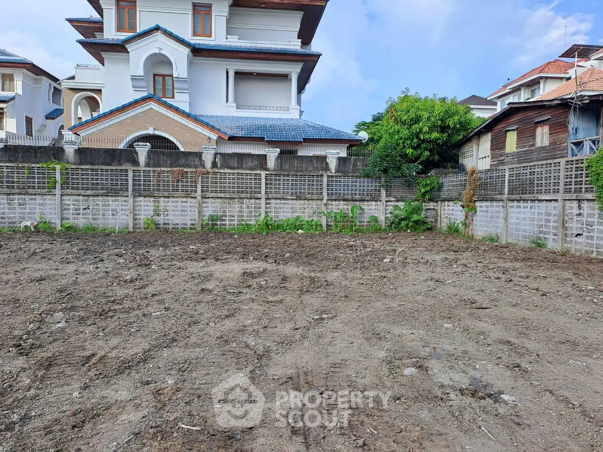 Vacant land plot with potential for development in a residential neighborhood.