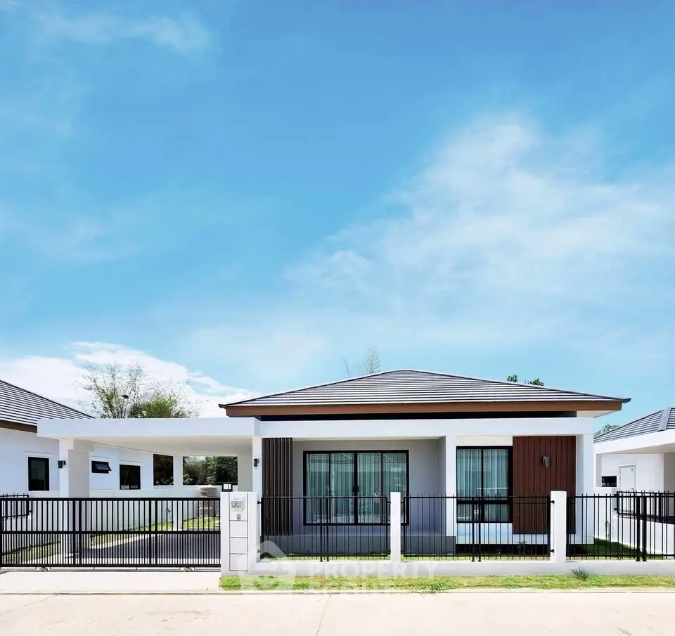 Modern single-story house with sleek design and spacious front yard, perfect for family living.