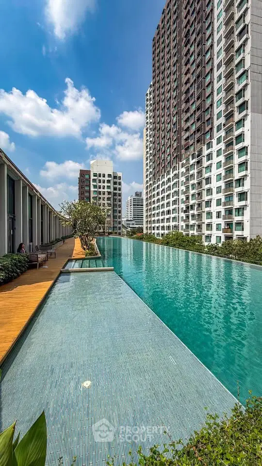 Luxurious high-rise apartment with stunning pool and city view
