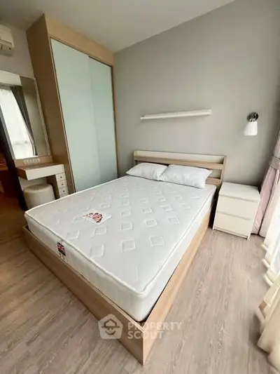 Modern bedroom with sleek design, featuring a comfortable bed and stylish furniture.