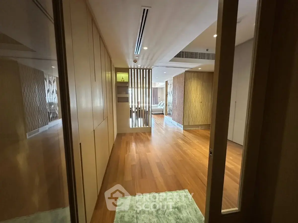 Spacious modern living room with wooden flooring and stylish partition