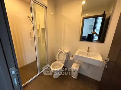 Modern bathroom with shower and sleek fixtures in a contemporary apartment.