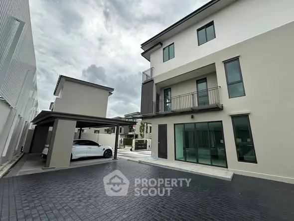 Modern multi-story house with sleek design and spacious driveway, perfect for contemporary living.