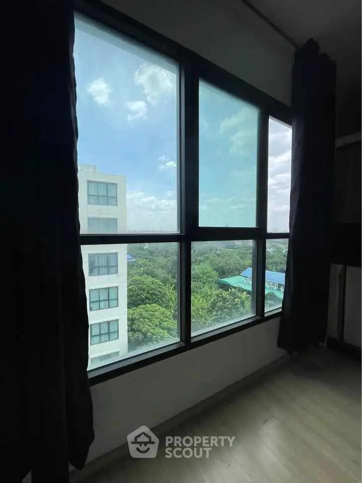 Spacious apartment with large windows offering a stunning city view, perfect for natural light lovers.