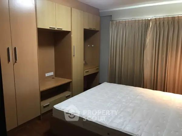 คอนโด 2-ห้องนอน ที่ นาวิน คอร์ท คอนโดมิเนียม ใกล้ BTS เพลินจิต