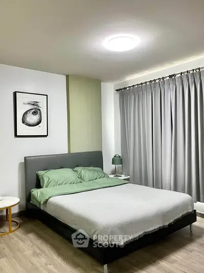 Modern bedroom with stylish decor and cozy ambiance, featuring a comfortable bed and elegant lighting.