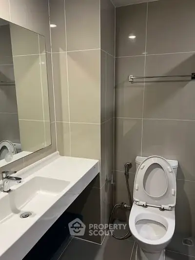 Modern bathroom with sleek design and neutral tones