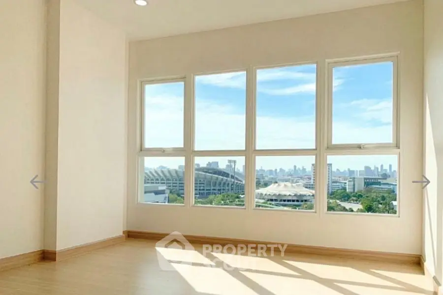 Spacious corner unit with panoramic city view and ample natural light.