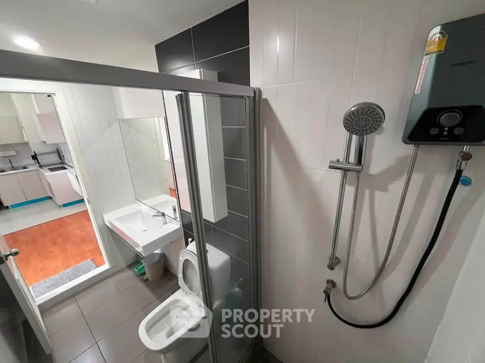Modern bathroom with shower and sleek fixtures in a contemporary apartment.