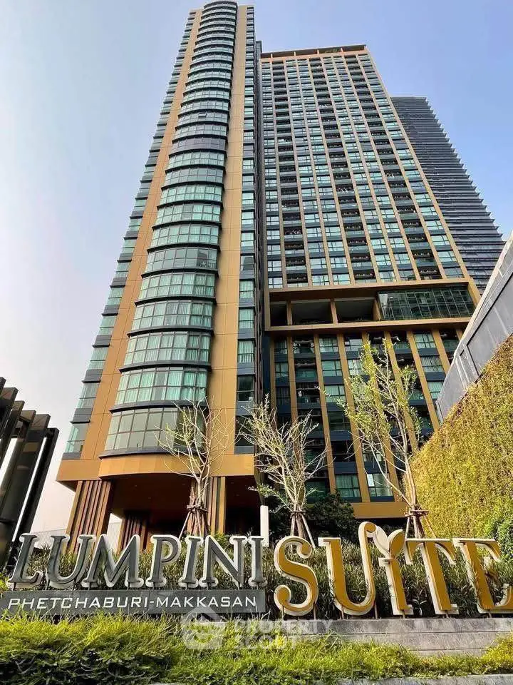 Stunning high-rise Lumpini Suite with modern architecture in Phetchaburi-Makkasan area.