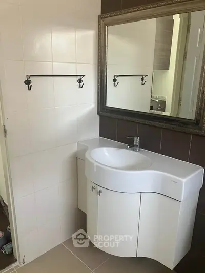 Modern bathroom with sleek sink and large mirror, perfect for contemporary living.
