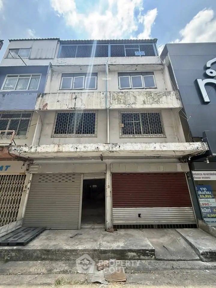 Explore this commercial building with potential for renovation in a bustling urban area, ideal for business opportunities.