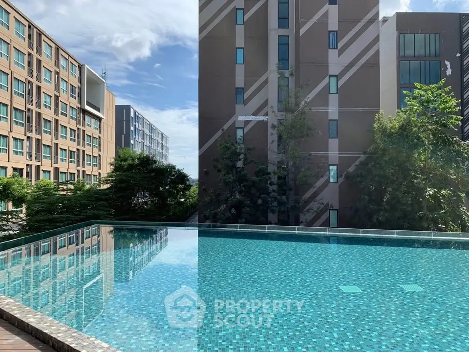 Luxurious apartment complex with stunning rooftop pool and modern architecture.