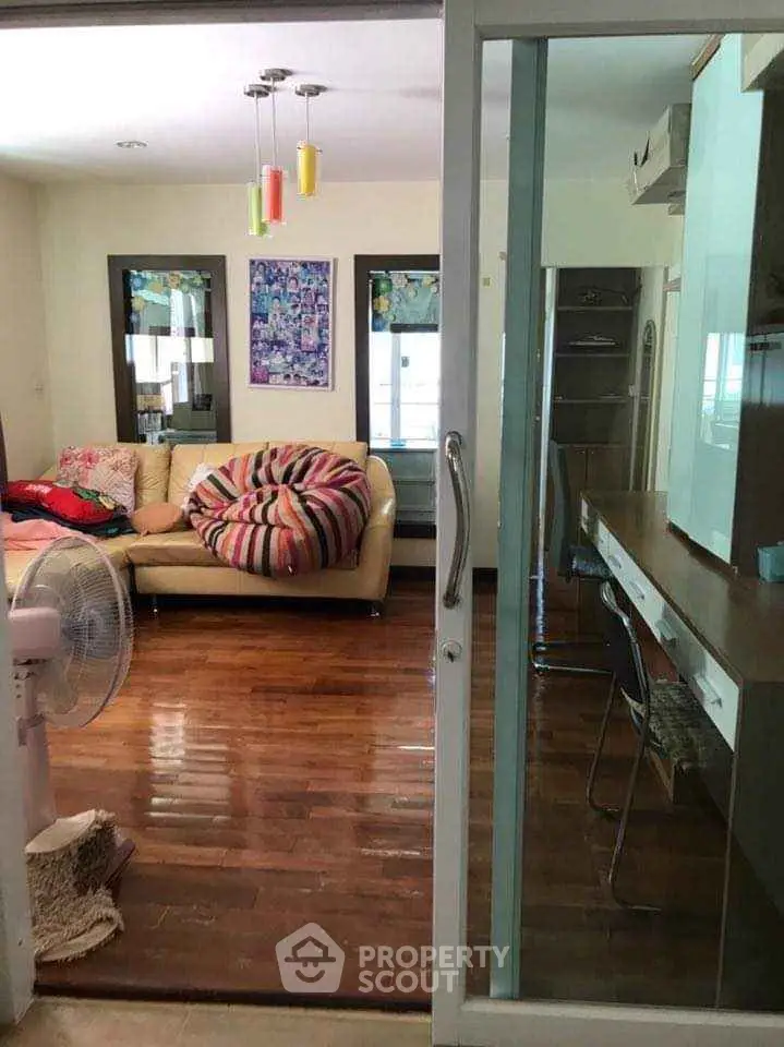 Charming living room with cozy seating and vibrant decor, perfect for relaxation and entertaining.