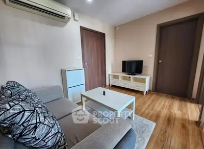 Cozy living room with modern furniture and wooden flooring