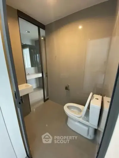 Modern bathroom with sleek design and high-quality fixtures in a contemporary apartment.