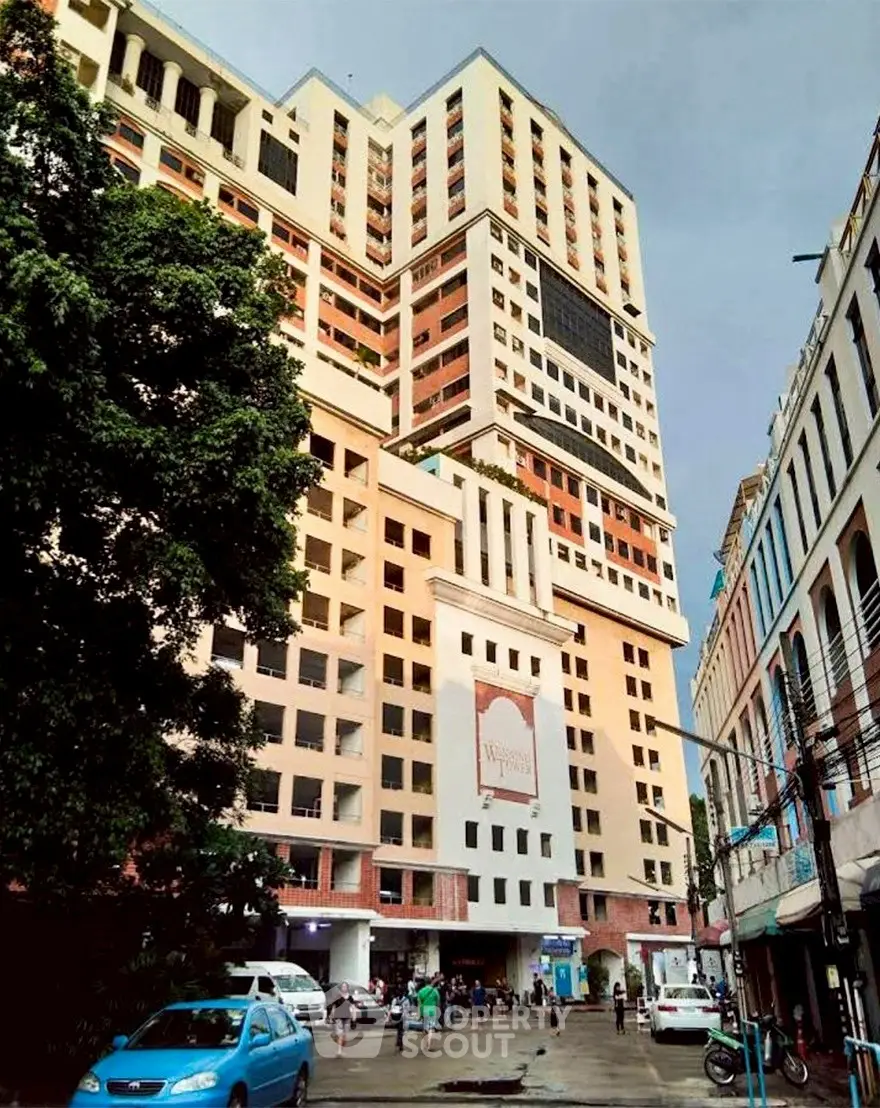 Impressive multi-story building with modern architecture and urban surroundings.