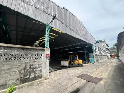 Spacious industrial warehouse with open layout and forklift access in urban setting.