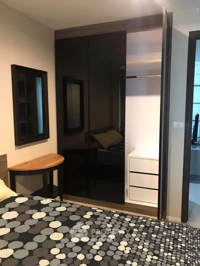 Fully Furnished 1 Bedroom Condo at Rhythm Sathorn Narathiwas-3