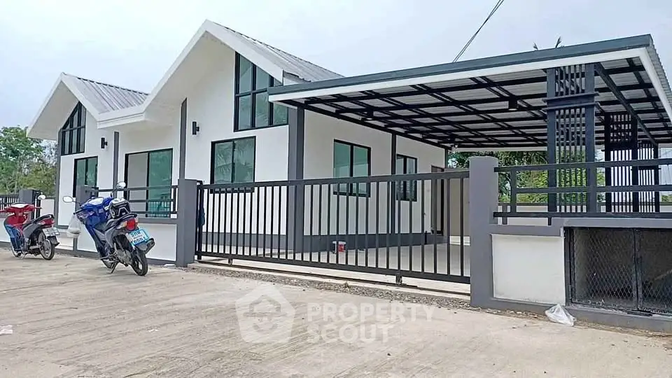 Modern single-story house with sleek design and spacious carport