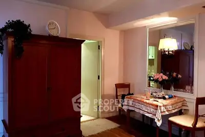 Fully Furnished 2 Bedrooms Condo at Langsuan Ville Livingroom