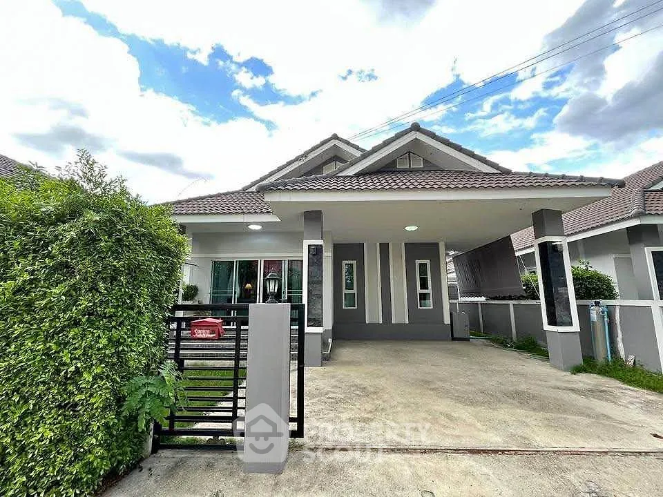 Charming modern house with spacious driveway and lush greenery, perfect for family living.