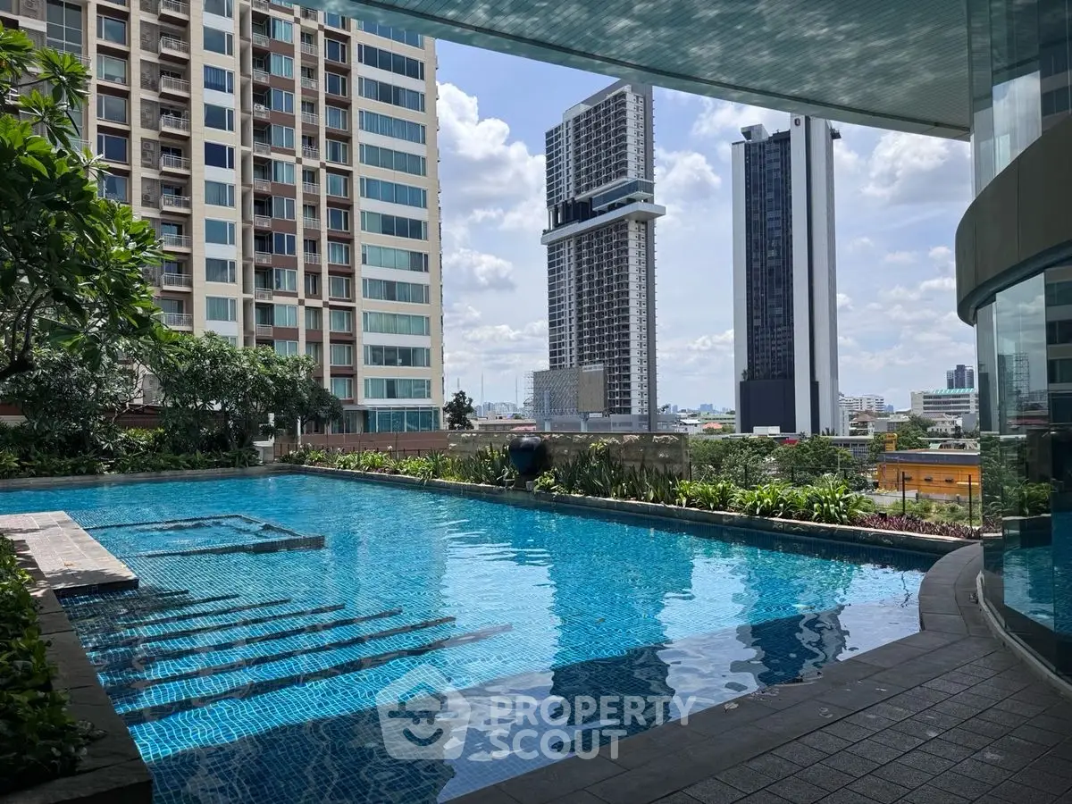Luxurious high-rise apartment with stunning pool and city view