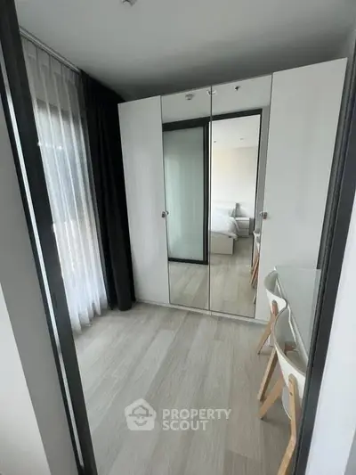 Modern bedroom with mirrored wardrobe and elegant decor