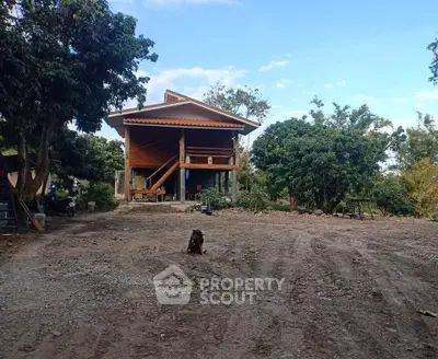Charming rustic house with spacious outdoor area and lush greenery, perfect for nature lovers seeking tranquility.