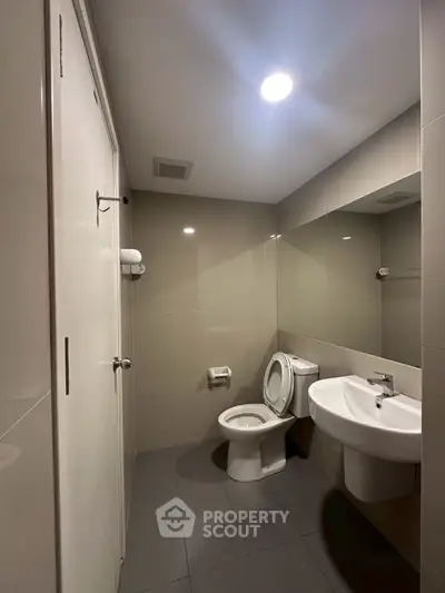 Modern bathroom with sleek fixtures and neutral tones, perfect for a contemporary home.