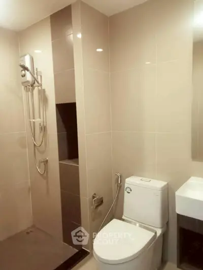 Modern bathroom with sleek fixtures and a walk-in shower in a contemporary apartment.
