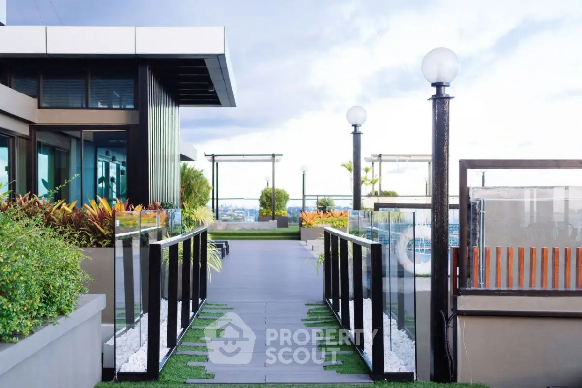 Stunning rooftop garden with modern design and city views, perfect for relaxation and entertainment.