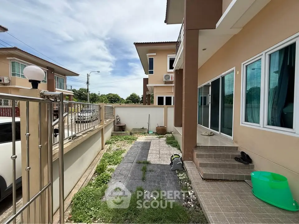 Charming suburban home with spacious outdoor area and modern design.