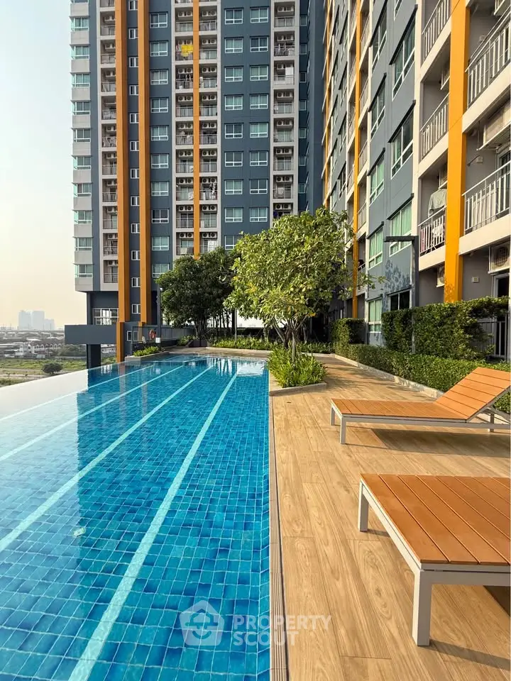 Luxurious high-rise apartment with stunning pool and city view