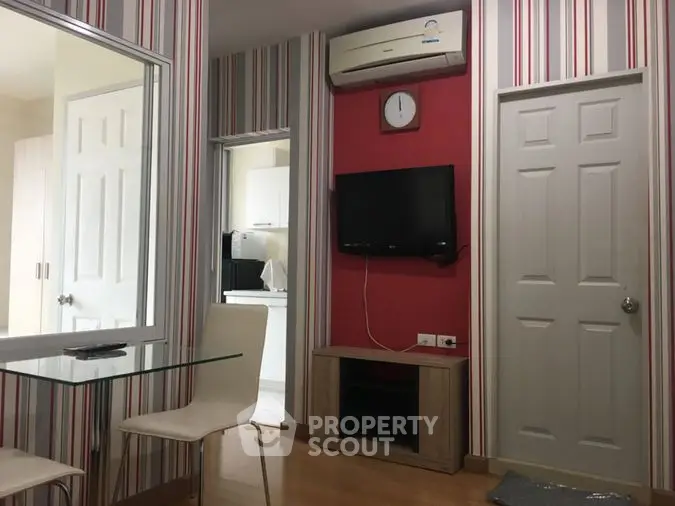 Fully Furnished 1 Bedroom Condo at Life Ratchada Suthisan Livingroom