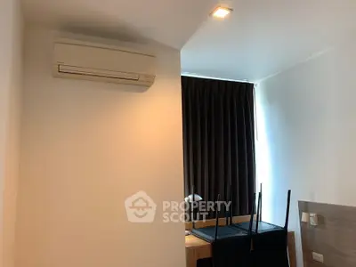 Modern bedroom with air conditioning and stylish furniture, perfect for comfort and relaxation.