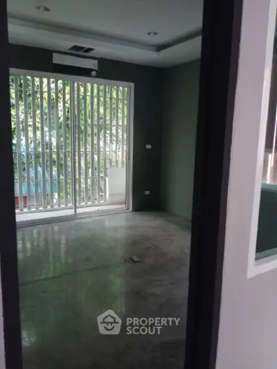 Spacious room with large windows and modern flooring, ideal for customization.