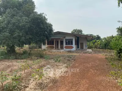 Charming rural house surrounded by lush greenery, perfect for nature lovers seeking tranquility.