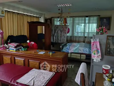 Cozy bedroom with vintage furniture and natural light, perfect for a comfortable living space.