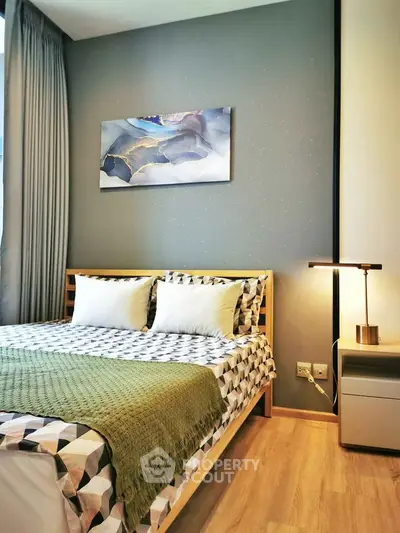 Modern bedroom with stylish decor and cozy ambiance, featuring a comfortable bed and elegant lighting.