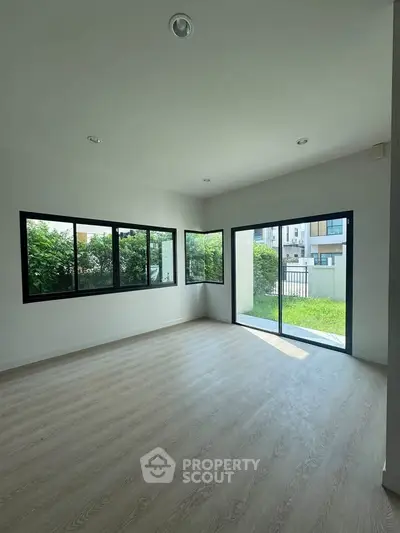 Spacious corner unit with large windows and garden view, perfect for natural light lovers.